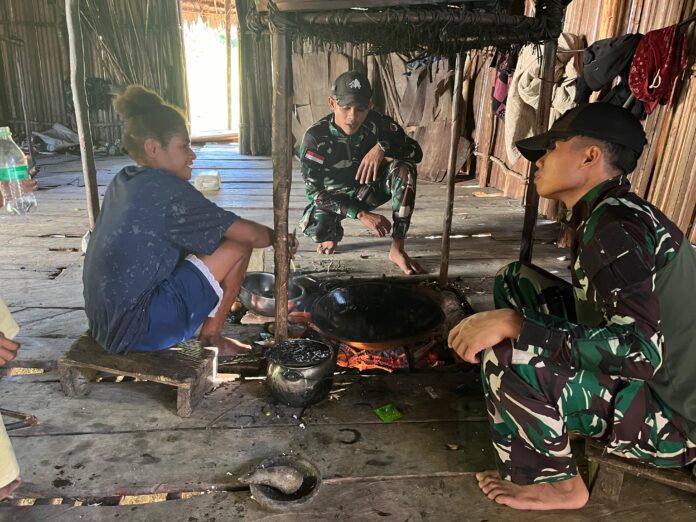 Kunjungi Dapur Warga, Satgas Yonif 512_QY Pastikan Keluarga Dapat Penuhi Kebutuhan Pangan