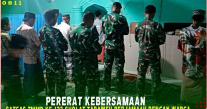 Mempererat Hubungan dengan Masyarakat, Satgas TMMD ke-123 Kodim 0811_Tuban Melaksanakan Sholat Tarawih Berjamaah