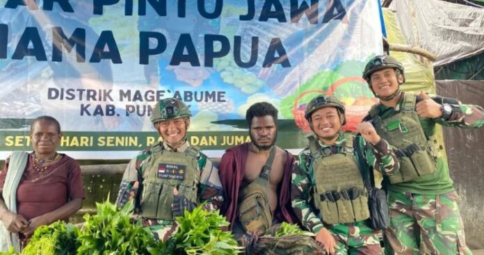 Meningkatkan Ekonomi Masyarakat, Yonif 700_Wyc Membeli Hasil Pertanian di Bionidikime