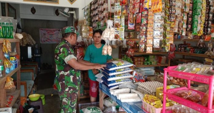 Pantau Stabilitas Kebutuhan Pokok, Personel Koramil 0804_08 Barat Periksa Harga Sembako di Pasar Barat