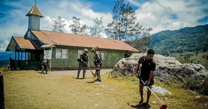 Pengabdian TNI untuk Papua Satgas Pamtas Mobile Yonif 700_Wyc Bersihkan Gereja dan Perkuat Hubungan dengan Warga