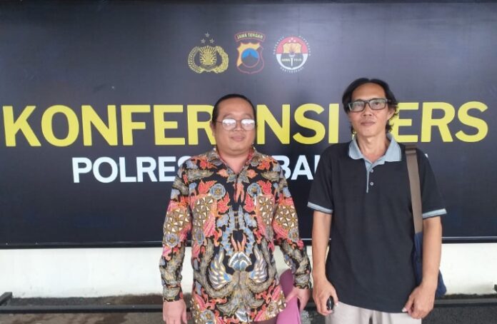 Pengacara-Rasmono-SH-&-Partners-saat-berada-di-Mapolres-Purbalingga