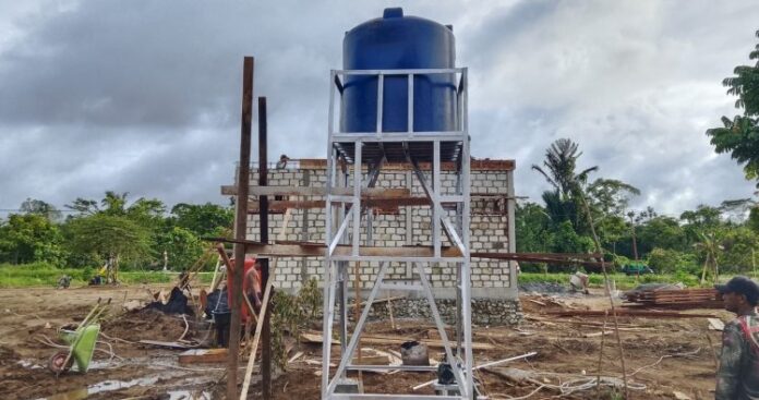 Penyediaan Air Bersih, Satgas TMMD Kodim 1712_Sarmi Mendirikan Tandon Air untuk Masyarakat