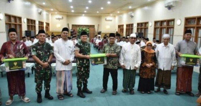 Penyerahan Bantuan dari KASAD untuk Santri Pondok Pesantren