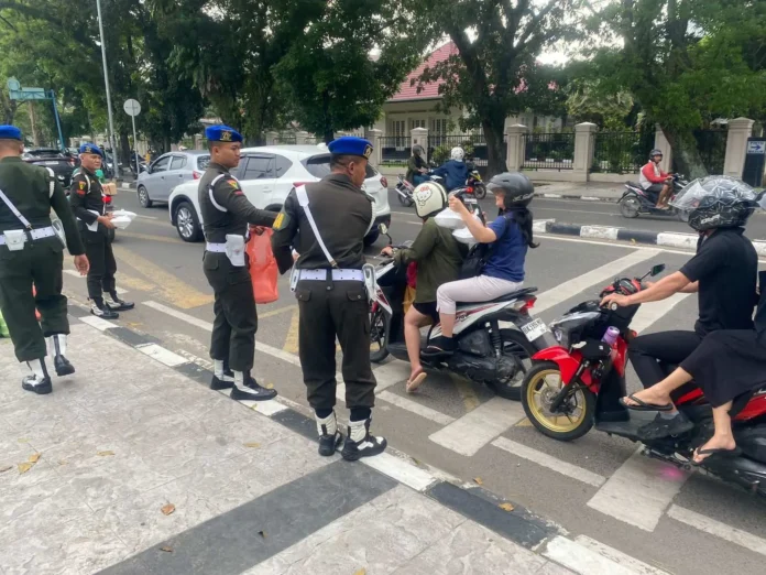 Personel-Denpom-1-5-Medan-menggelar-bagi-bagi-takjil-berbuka-puasa-untuk-warga-dan-pengendara