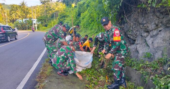 Personel Kodim 1402_Polman Aktif Laksanakan Karya Bakti Pembersihan Lingkungan