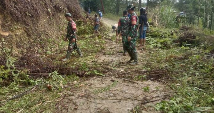 Personel Kodim 1428_Mamasa Bersama Warga Melaksanakan Gotong Royong untuk Membersihkan Lingkungan