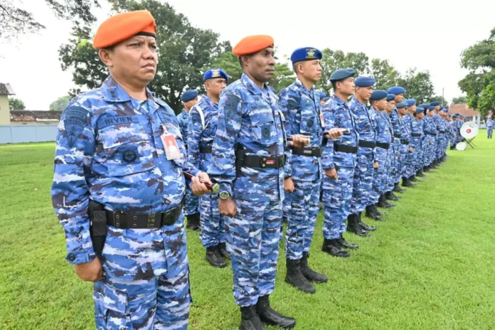 Personel-Lanud-Adi-Soemarmo-mengikuti-upacara-bendera-bulanan-di Lapangan-Dirgantara-Lanud-Adi-Soemarmo