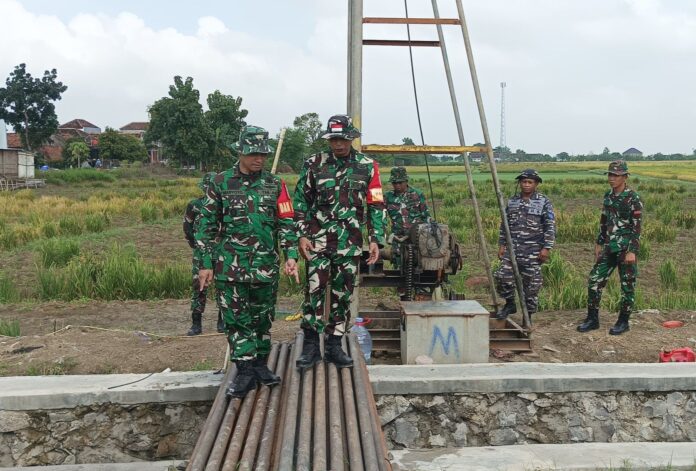Program Unggulan KASAD Dandim 0716_Demak Tinjau Pembuatan Sumur Bor sebagai Dansatgas TMMD