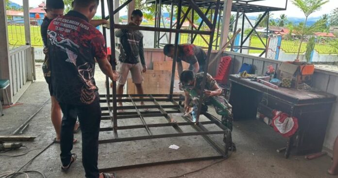Satgas TMMD Rakit Rangka Tangki, Sertu Yunus Tekankan Pentingnya Keselamatan dan Keamanan