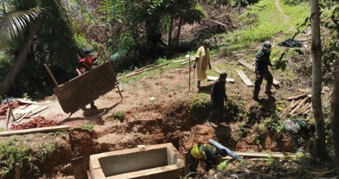 Satgas Yonif 144_Jaya Yudha Membangun Bak Penampung Air untuk Warga Kampung Umap