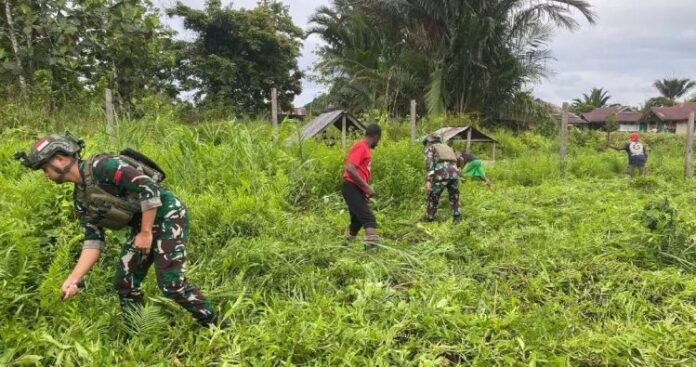 Satgas Yonif 503_Mayangkara dan Warga Mumugu Bersatu untuk Membersihkan Desa