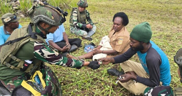 Satgas Yonif 700 Koops Habema ‘Jemput Bola’ Sentuhan Kasih TNI untuk Kesehatan Warga Papua