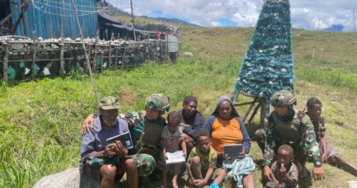 Satgas Yonif 700_WYC Salurkan Alkitab Gratis Sebagai Bentuk Kepedulian Antar Umat Beragama di Papua