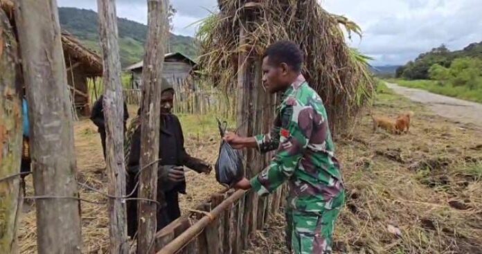 Satgas Yonif 756_WMS Salurkan Sembako di Bulan Suci Ramadhan di Wilayah Perbatasan Papua