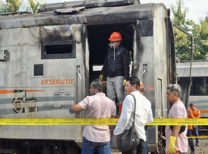Sejumlah-petugas-berada-di-lokasi-insiden-kebakaran-gerbong-di-Stadiun-Yogyakarta-atau-Stasiun-Tugu