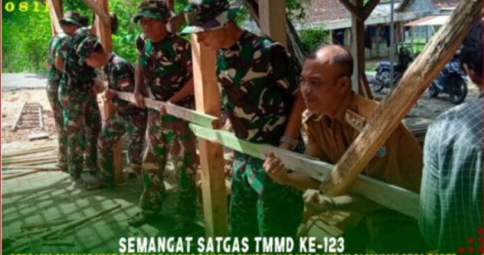 Semangat Satgas TMMD Ke-123 Bersama Masyarakat dalam Renovasi Punden Makam di Desa Bader
