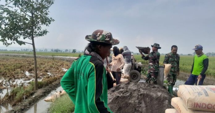 Semangat Tanpa Henti Satgas TMMD Desa Wates