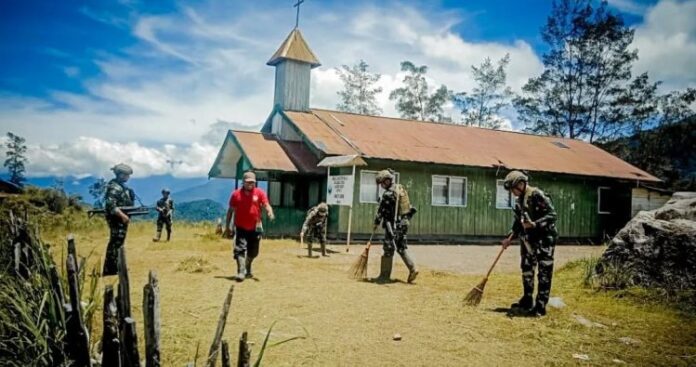 Sentuhan Kasih di Bukit Sion TNI dan Warga Sinak Bersatu Membersihkan Gereja, Mempererat Persaudaraan di Tanah Papua