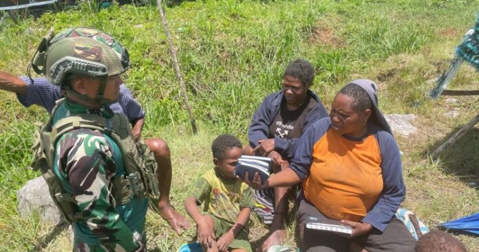 Sentuhan Kasih di Tanah Papua Satgas Yonif 700_WYC Bagikan Alkitab untuk Memperkuat Iman dan Harapan di Kampung Gigobak
