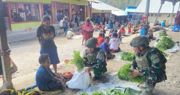 Senyum Mama-Mama Papua Bersinar di Pasar Sinak Sentuhan Ekonomi dari Satgas Yonif 700_WYC