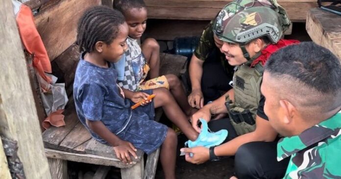 Sepatu Baru, Semangat Baru Satgas Yonif 733 Bagikan Buku Tulis dan Sepatu untuk Anak-anak Papua