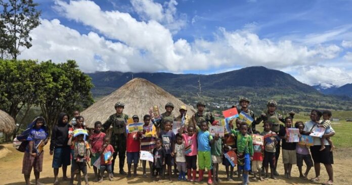 TNI Dorong Kreativitas Anak Papua, Satgas Yonif 700_WYC Ajak Menggambar dan Mewarnai