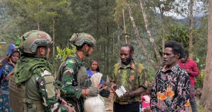 TNI Hadir dengan Kasih Satgas 700_Wyc Salurkan Sargal untuk Warga Kampung Wuloni