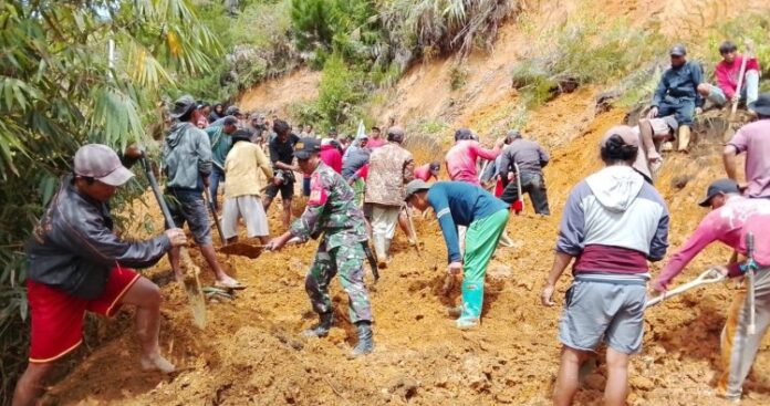 Tanggap Bencana Personel Kodim Mamasa Bersama Warga Sigap Membersihkan Material Longsor