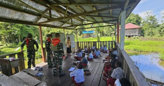 Tawa Ceria Anak-Anak Mumugu, Prajurit Masariku Bawa Keceriaan di SD ST Aloysius