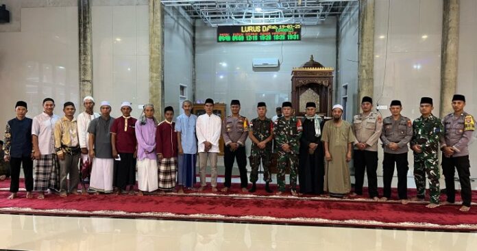 a-Satgas-Pamtas-Yonarmed-11-Kostrad-Pos-Bambangan-bersama-Forkopimcam-Sebatik-Barat-melaksanakan- Safari-Ramadan-di-Masjid-Arrafah
