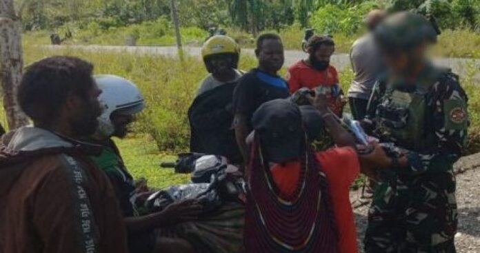 Bukan Sekadar Seragam Marinir Hangatkan Hati dan Harapan Warga