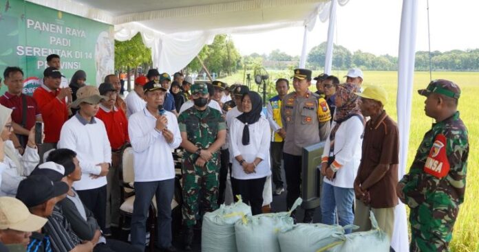 Dandim-0813-Bojonegoro-Letkol-Czi-Arief-Rochman-Hakim-bersama-jajaran-Forkopimda-Kabupaten-Bojonegoro-turut-menghadiri-kegiatan-Panen-Raya-Padi-secara-serentak