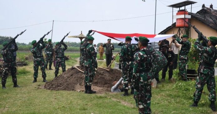 Dandim Hadiri Pemakaman Militer Lettu Inf Eka Adri Prayitno