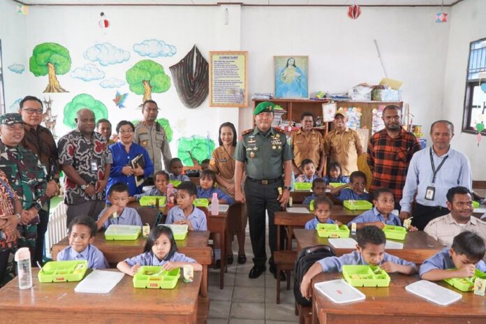 Dandim Jayapura Dampingi Danrem 172_PWY Pemberian Makan Bergizi (PMB)