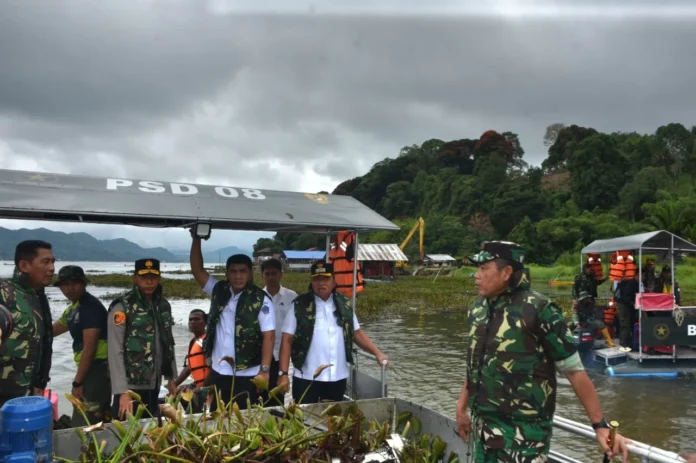 Kodim 1302 Minahasa jajaran Korem 131 Santiago menggelar secara serentak kegiatan karya bakti yang melibatkan TNI, Polri, aparat pemerintah daerah, dan komponen masyarakat di Danau Tondano