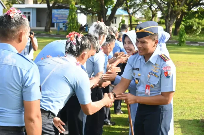 Komandan-Lanud-Maimun-Saleh-Letkol-Pnb-Alfian-Rokhmat-K-memimpin-Apel-Khusus-dalam-rangka-Halalbihalal-1446-Hijriah-sekaligus-kenaikan-pangkat-bagi-prajurit