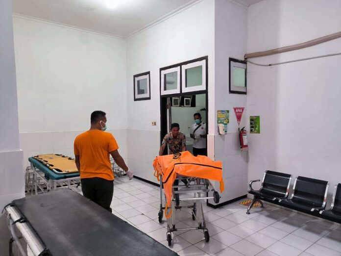 Kondisi-mayat-Mr-X-dievakuasi-ke-Rumah-Sakit-Umum-Daerah-(RSUD)-dr-Moh-Anwar-Sumenep
