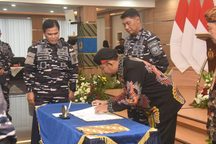 Pangkoarmada-II-Laksda-TNI-I-Gung-Putu-Alit-Jaya-mendampingi-Kasal-Laksamana-TNI-Dr-Muhammad-Ali-dalam-acara-penandatanganan-Naskah-Perjanjian-Hibah-Daerah