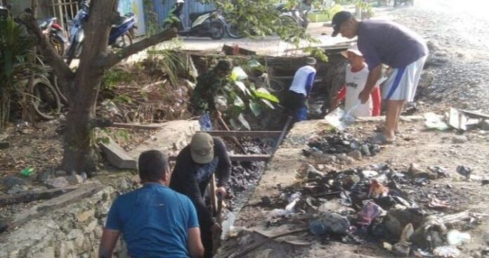Personil Kodim 1402 Polman Lakukan Ini di Musim Hujan!