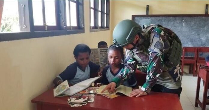 Prajurit TNI Hadirkan Cahaya Ilmu di Kampung Sorry
