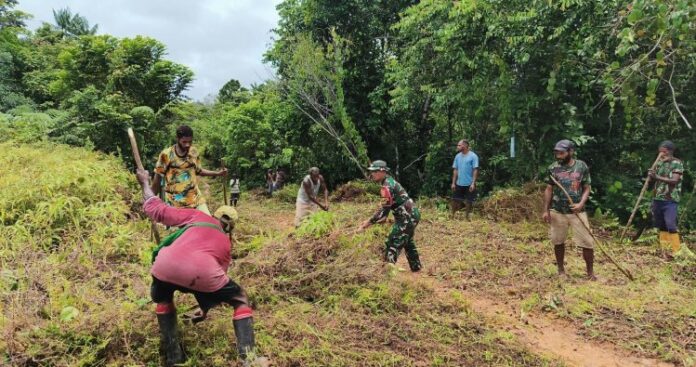 Satgas Yonif 144_Jaya Yudha Permudah Akses Warga Menuju Sumber Air
