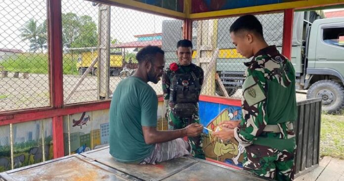 TNI Satgas 733_Masariku Bangun Jembatan Keharmonisan