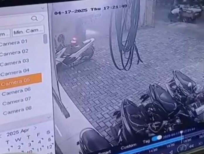 Tangkapan layar CCTV di lokasi kejadian pencurian sepeda motor di toko alat tulis Desa Tambakrejo, Kecamatan Waru, Sidoarjo