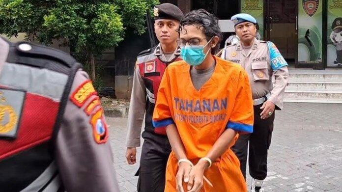 Tersangka-pembacokan-di-Jalan-Majapahit-Sidoarjo-saat-diamankan-petugas-kepolisian