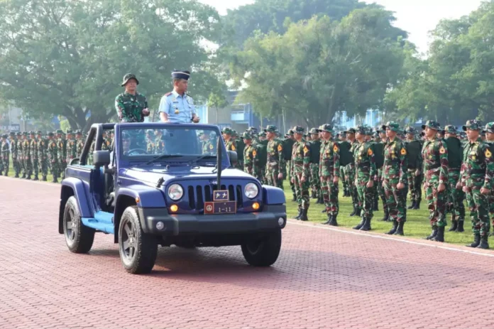 1-Gubernur AAU, Marsda TNI Purwoko Aji Prabowo memimpin upacara bendera yang dirangkaikan dengan penerimaan kontingen Latsitardanus ke-45 di Lapangan Dirgantara