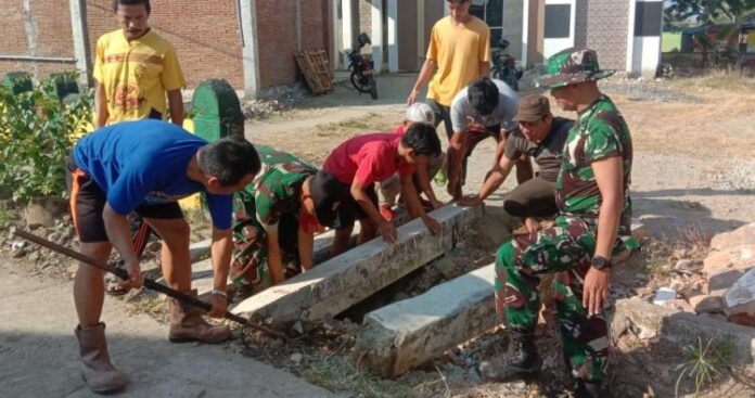 Cegah Banjir dan Penyakit, Personil Koramil Lakukan Ini!