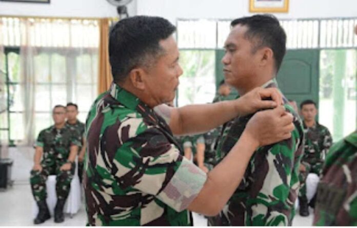Danrem 031 WB Brigjen TNI Sugiyono menyematkan pita tanda peserta pendidikan Pelatih Pencak Silat Militer (PSM) yang dipusatkan di Markas Yonarhanud 13 PBY, Kota Pekanbaru