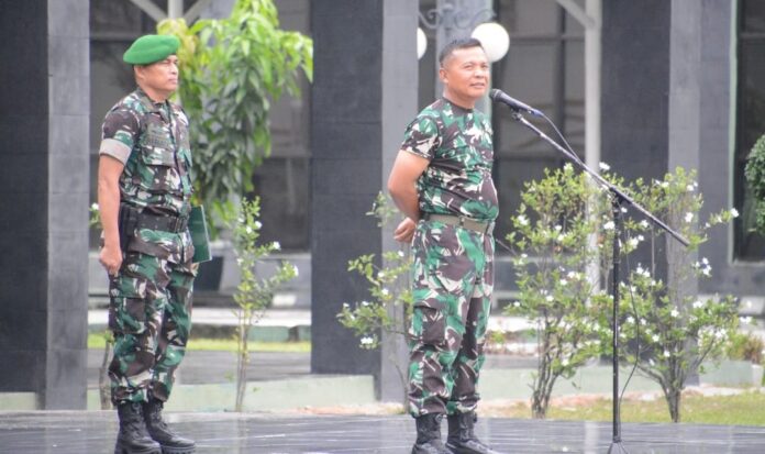 Danrem 031 Wira Bima, Brigjen TNI Sugiyono, memimpin kegiatan apel pagi di Markas Korem 031 Wira Bima, Kelurahan Kota Tinggi, Kecamatan Pekanbaru Kota, Kota Pekanbaru
