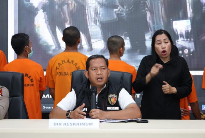 Direktur Reserse Kriminal Umum (Dirkrimum) Polda Riau, Kombes Pol Asep Darmawan, ketika konferensi pers